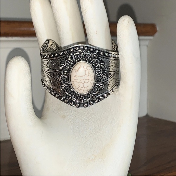 J CREW Ivory Crackle Marble Large Silver Cuff Bracelet ELEGANT - Picture 2 of 4